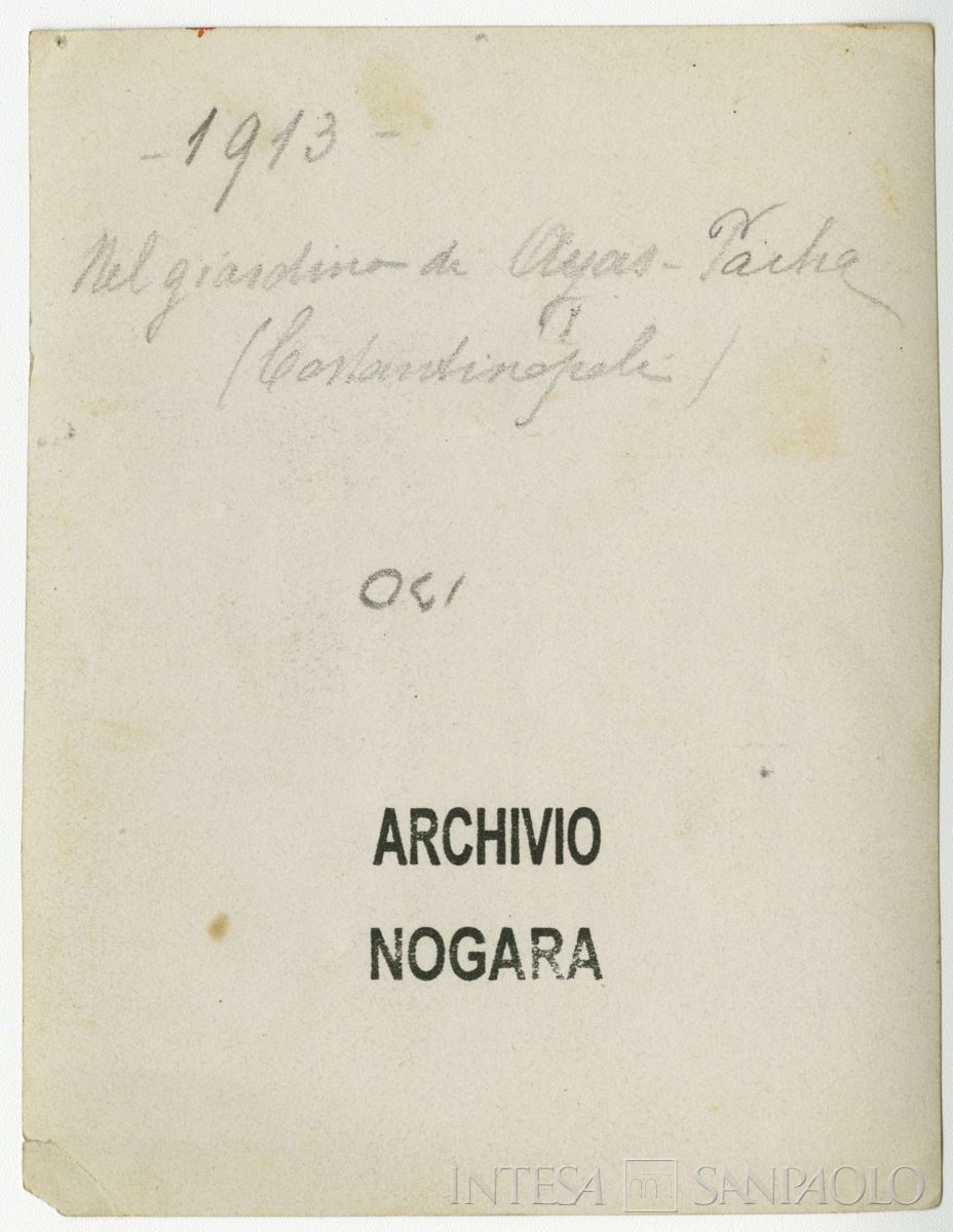 Nogara Antonietta, Paolo e Giulia nel giardino di casa a Ayaz Pacha, 1913 (fotografo sconosciuto), verso
