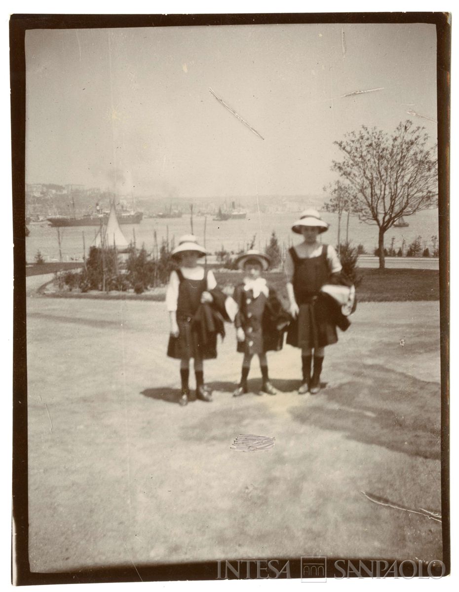 Nogara Antonietta, Giulia e Paolo sul lungo mare di Costantinopoli, 1912 (fotografo sconosciuto)