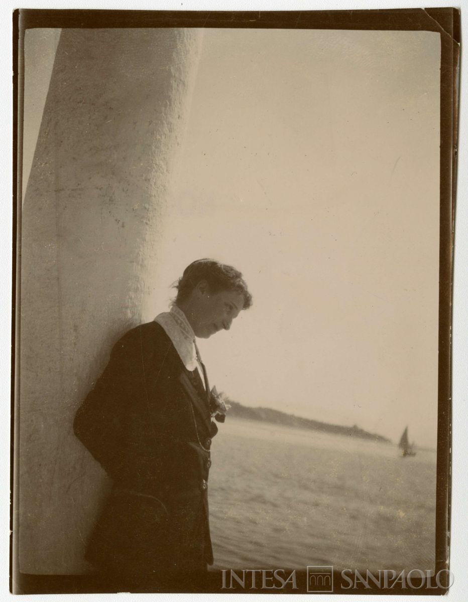 Ester Nogara appoggiata ad una colonna della Moschea di Ortakoy, 1914 (fotografo sconosciuto)