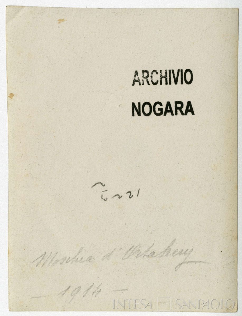 Ester Nogara appoggiata ad una colonna della Moschea di Ortakoy, 1914 (fotografo sconosciuto), verso