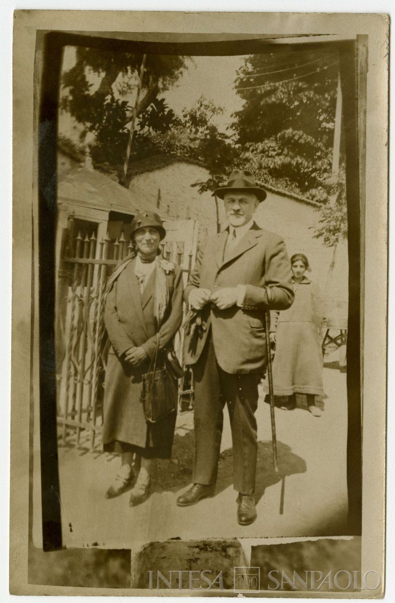 Nogara Bernardino e Ester ritratti nel parco di Kutchuk, 08 maggio 1925 (fotografo sconosciuto)