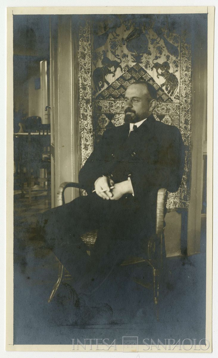 Bernardino Nogara ritratto seduto di profilo in interno, 24 novembre 1912 (fotografo sconosciuto)