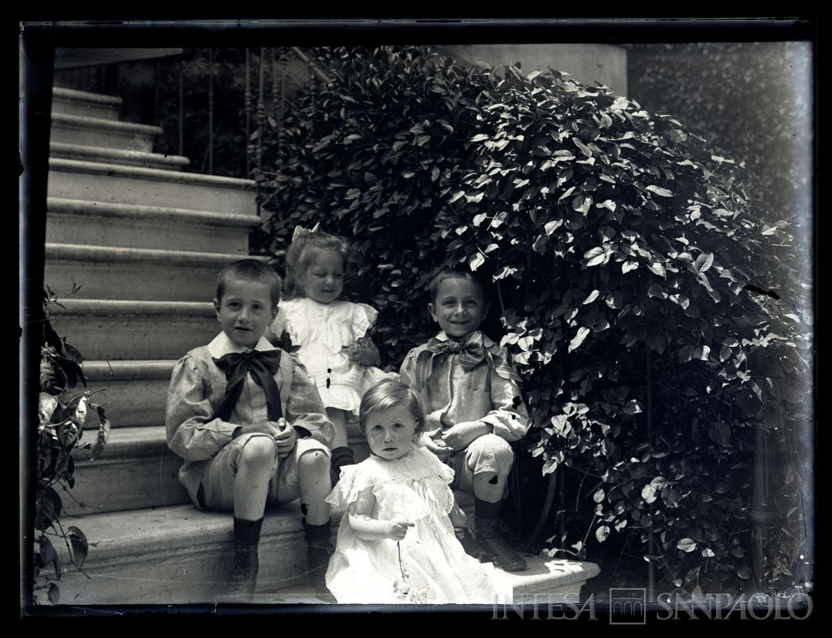 Nogara Johnny, Josy, Antonietta e Giulia sulle scale di casa, 1908 circa (fotografo sconosciuto)
