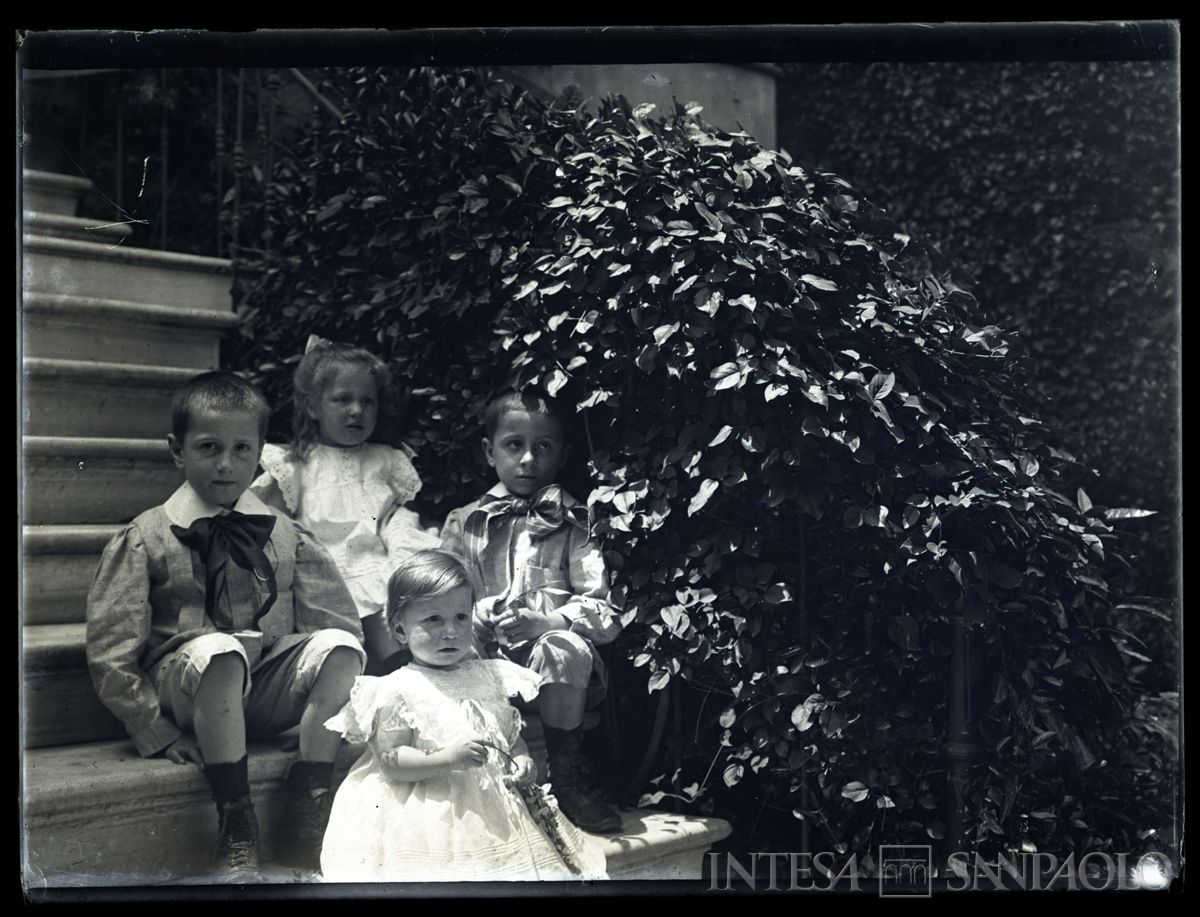 Nogara Johnny, Josy, Antonietta e Giulia sulle scale di casa, 1908 circa (fotografo sconosciuto)