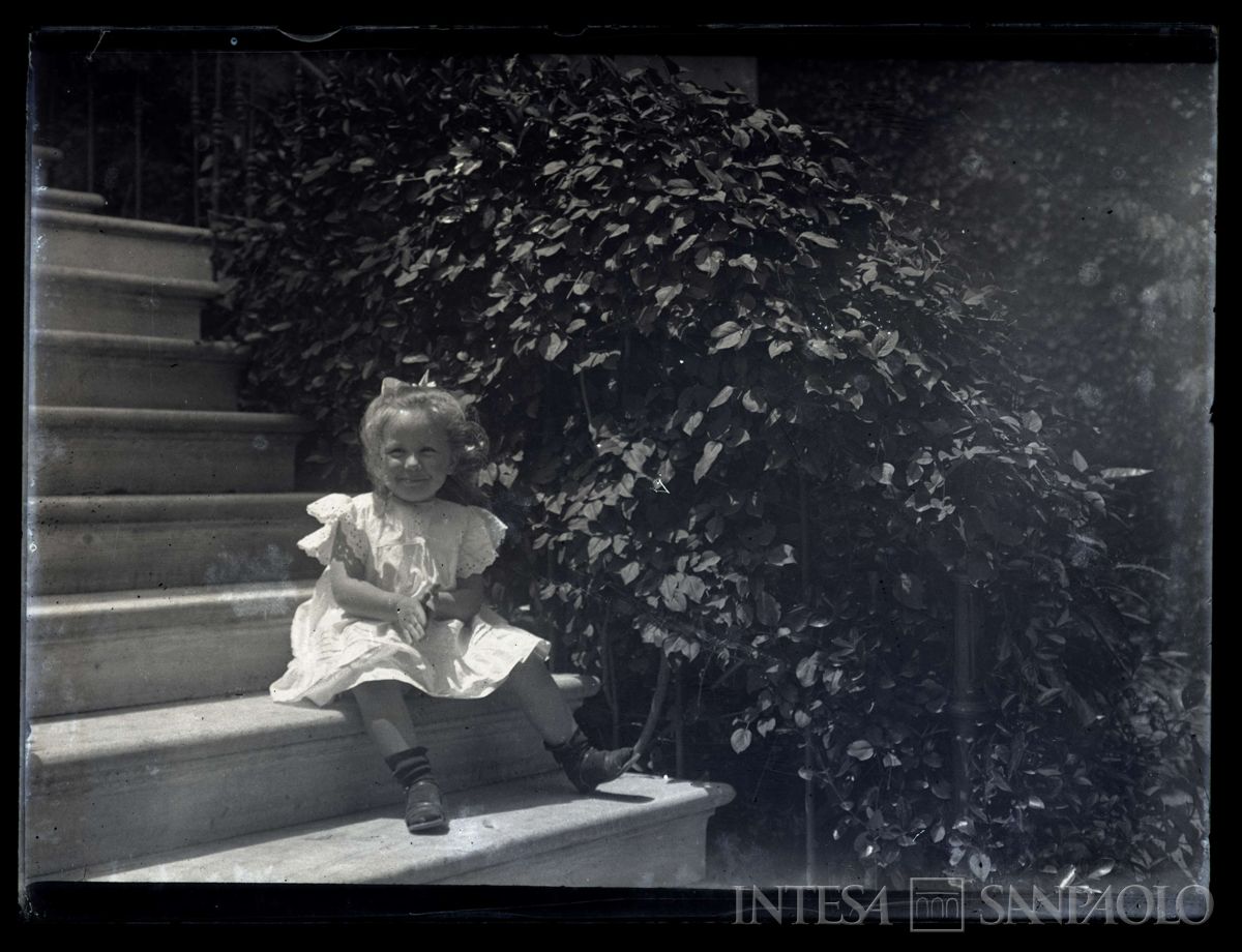 Nogara Antonietta sulle scale di casa, 1908 circa (fotografo sconosciuto)