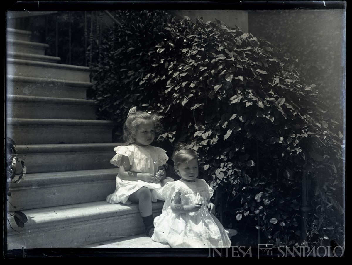 Nogara Antonietta e Giulia sulle scale di casa, 1908 circa (fotografo sconosciuto)