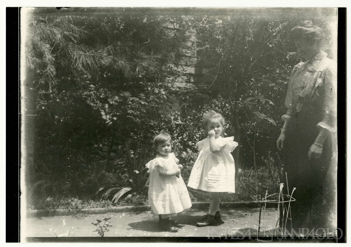 Nogara Ester con le figlie Antonietta e Giulia in giardino, 1908 circa (fotografo sconosciuto)