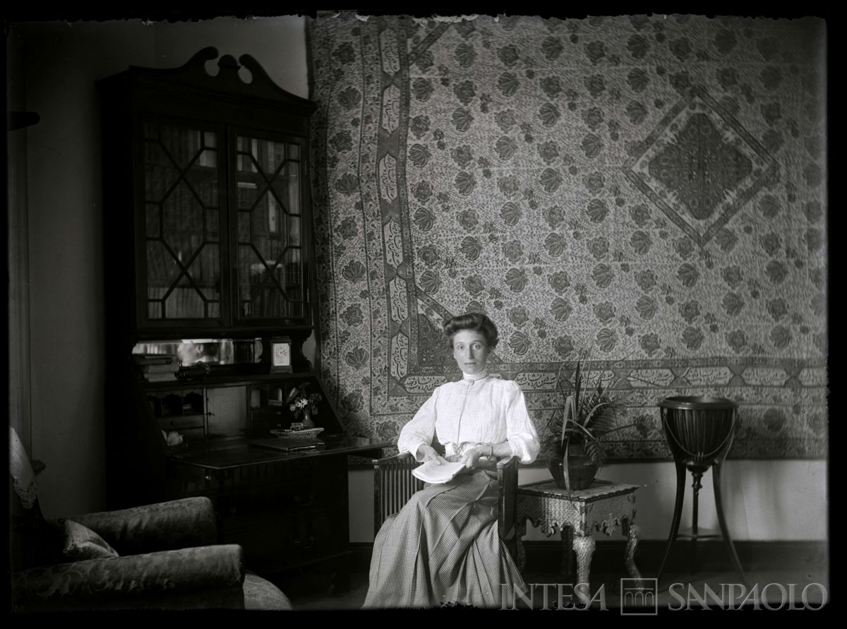 Nogara Ester ritratta in casa, 1910 circa (fotografo sconosciuto)