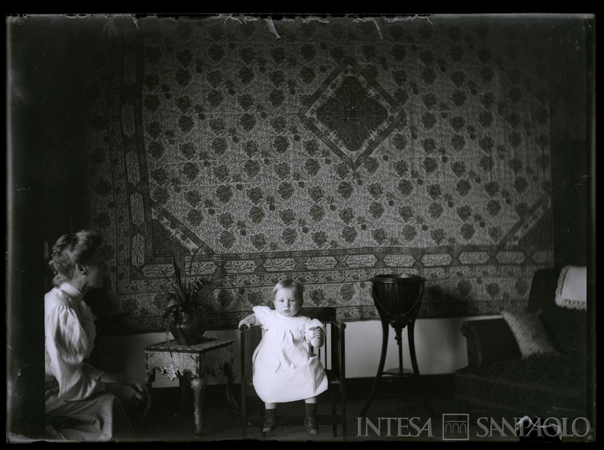 Nogara Ester e Paolo ritratti in casa, 1910 circa (fotografo sconosciuto)