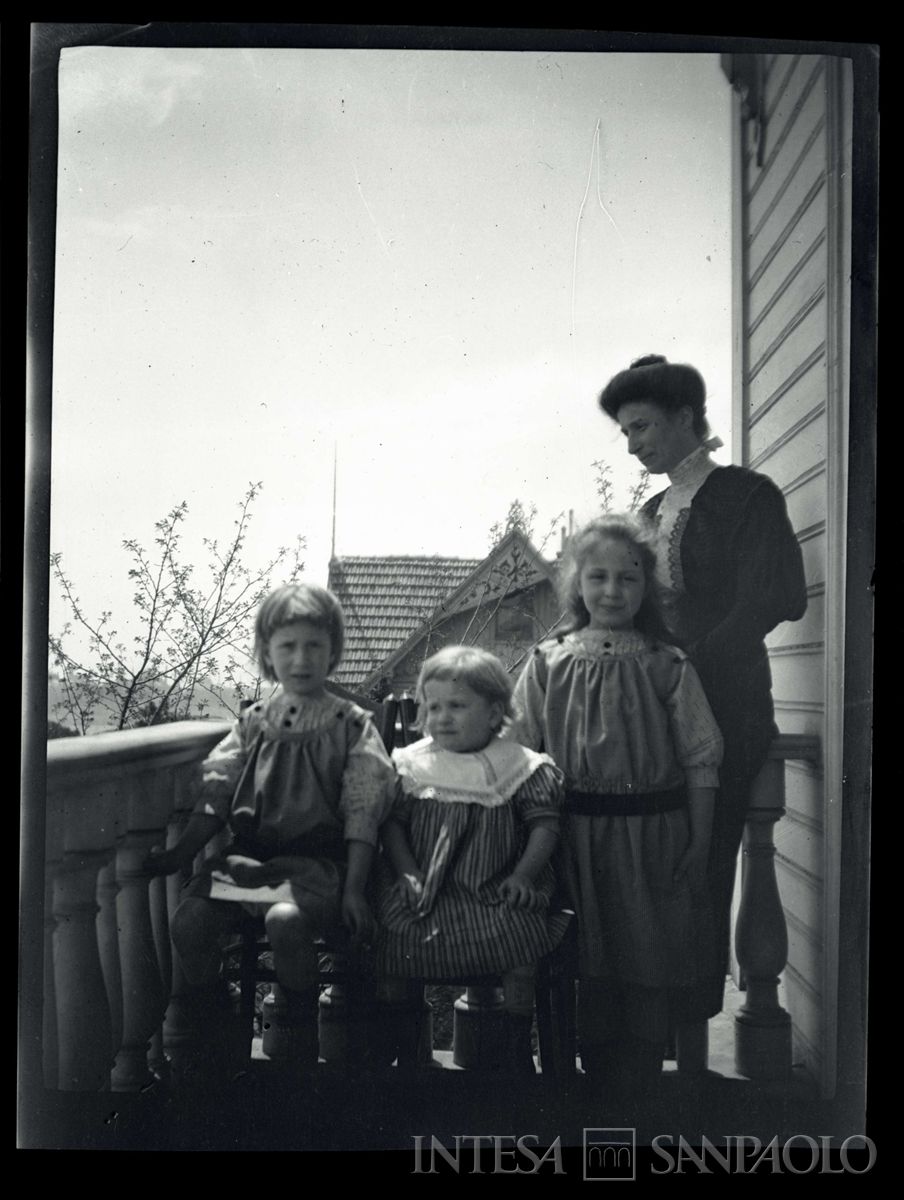 Nogara Ester con i figli sul balcone di casa, 1910 circa (fotografo sconosciuto)
