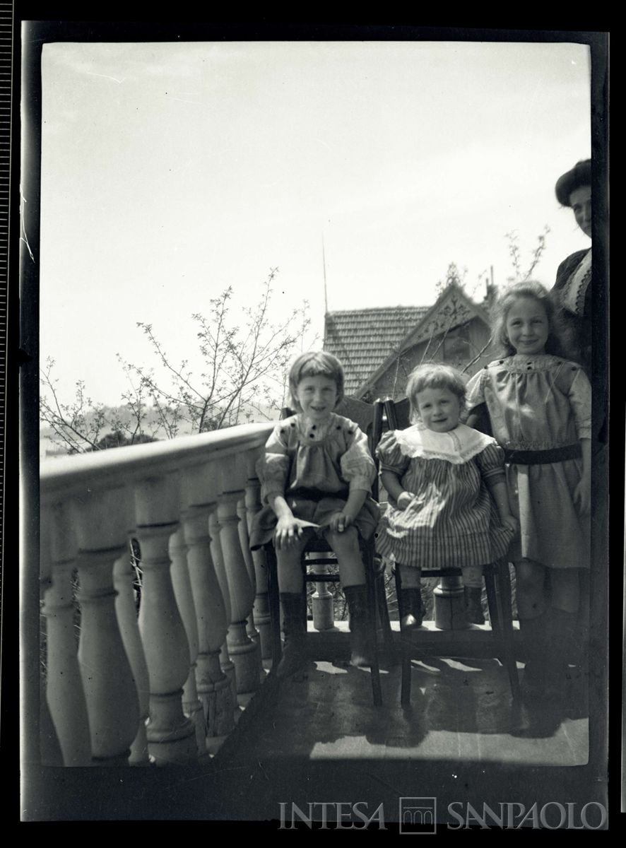 Nogara Ester con i figli sul balcone di casa, 1910 circa (fotografo sconosciuto)
