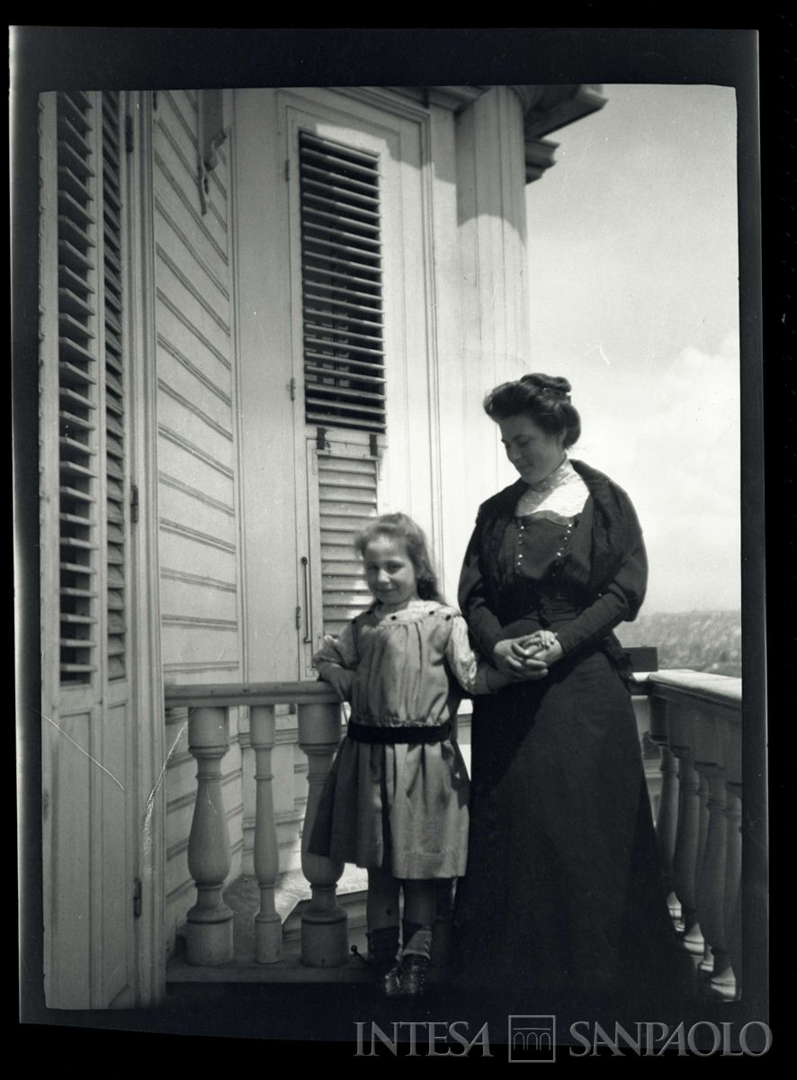 Nogara Antonietta con la balia Candida sul balcone di casa, 1910 circa (fotografo sconosciuto)