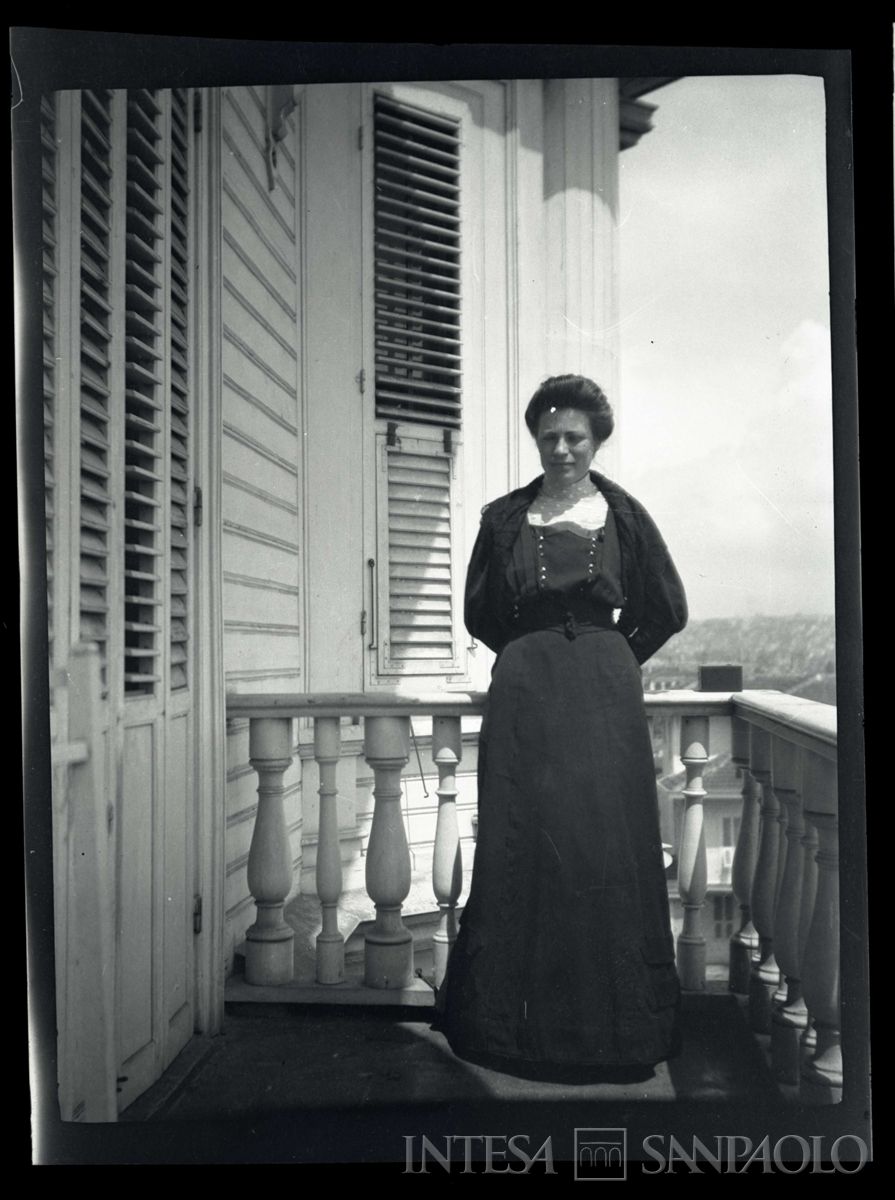 Candida, la balia della famiglia Nogara, sul balcone di casa, 1910 circa (fotografo sconosciuto)