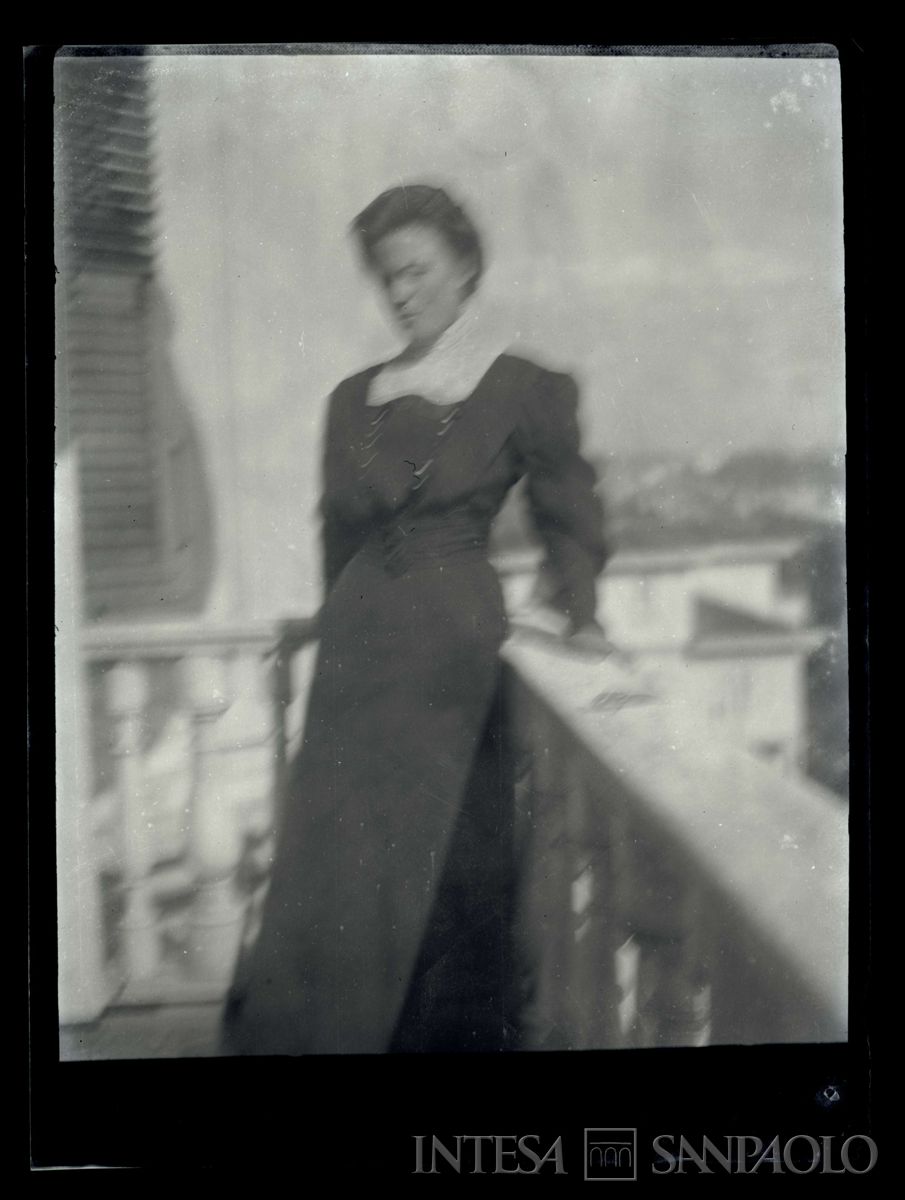 Candida, la balia della famiglia Nogara, sul balcone di casa, 1910 circa (fotografo sconosciuto)