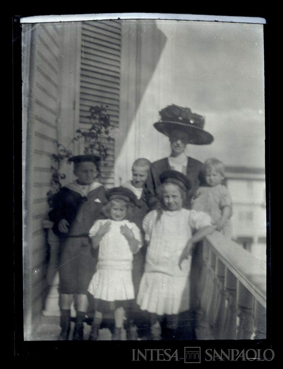 Nogara Ester con i figli sul balcone di casa, 1910 circa (fotografo sconosciuto)