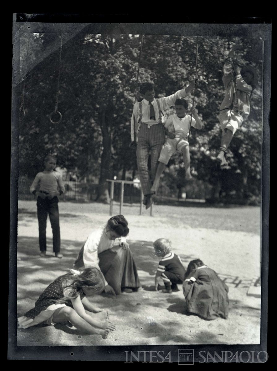 I figli di Ester e Bernardino Nogara, la balia Candida e altri a Beykos, 1910 (Bernardino Nogara)