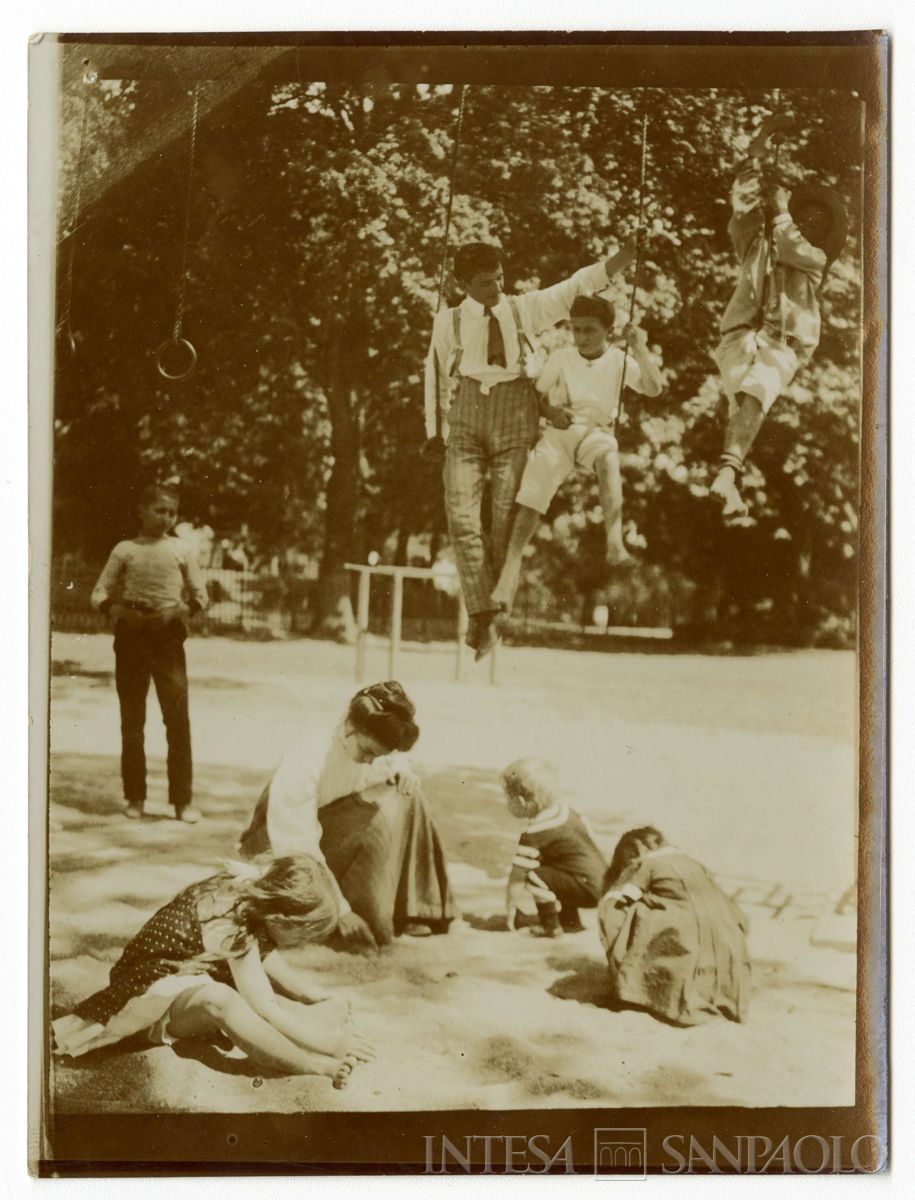 I figli di Ester e Bernardino Nogara, la balia Candida e altri a Beykos, 1910 (Bernardino Nogara)