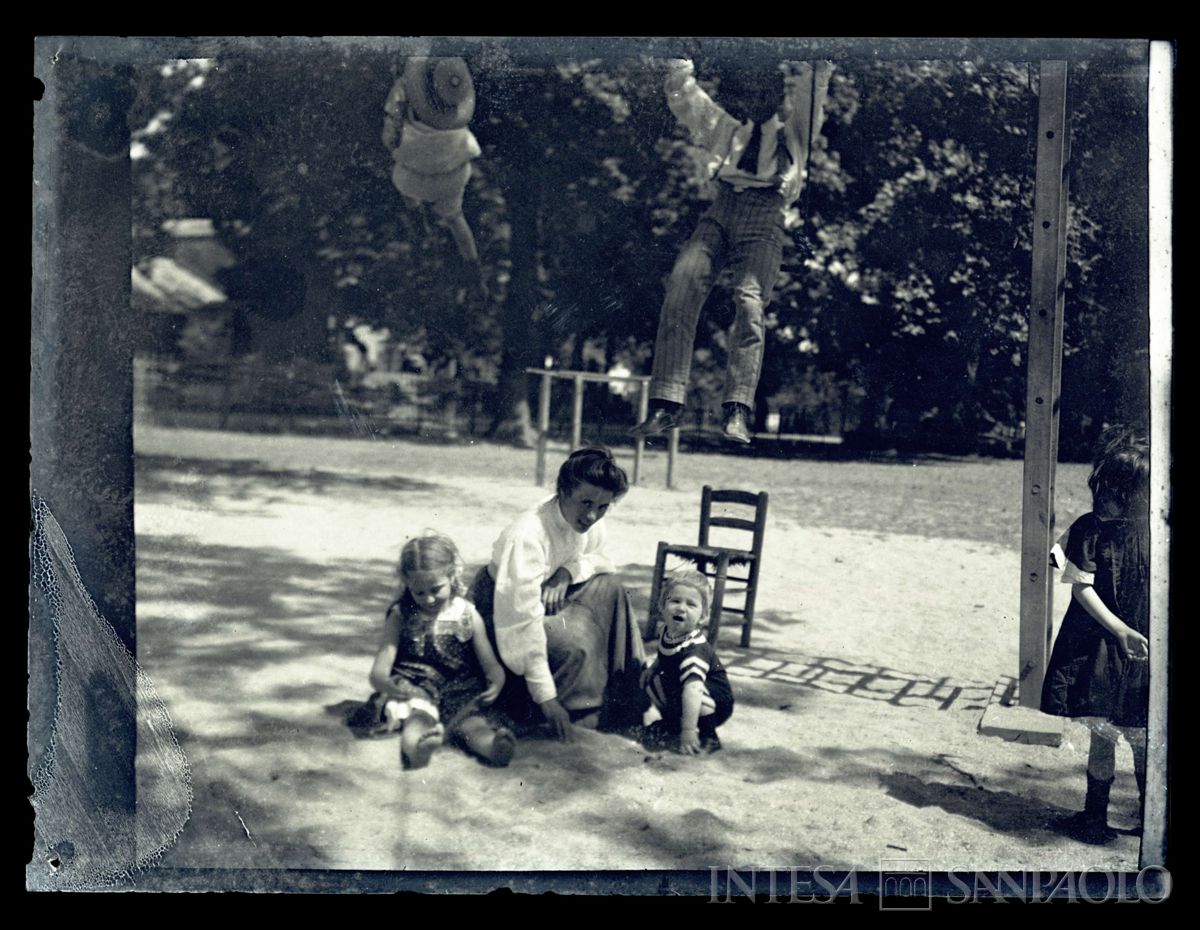I figli di Ester e Bernardino Nogara, la balia Candida e altri a Beykos, 1910 (Bernardino Nogara)