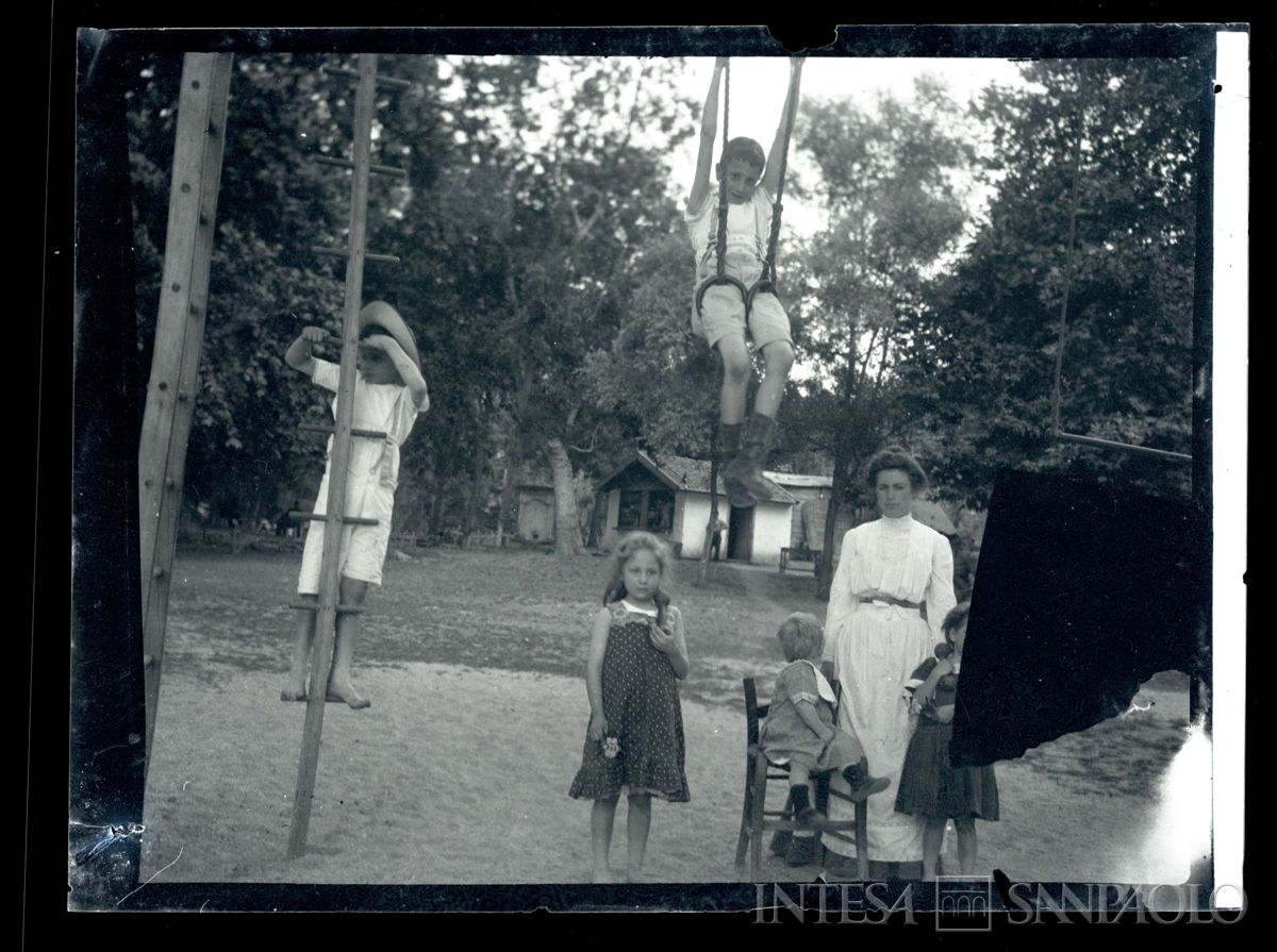I figli di Ester e Bernardino Nogara, la balia Candida e altri a Beykos, 1910 (Bernardino Nogara)