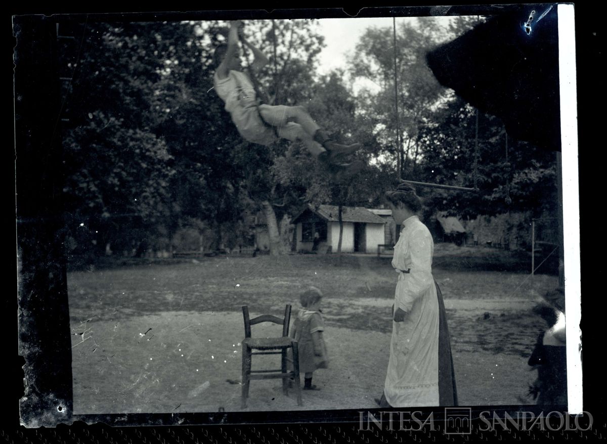 I figli di Ester e Bernardino Nogara, la balia Candida e altri a Beykos, 1910 (Bernardino Nogara)