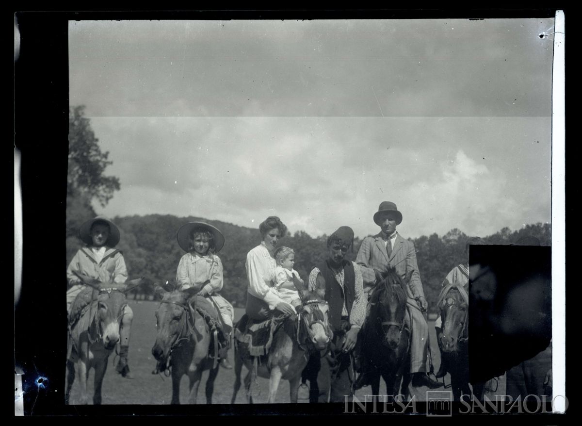 I figli di Ester e Bernardino Nogara, la balia Candida e altri a Beykos, 1910 (Bernardino Nogara)