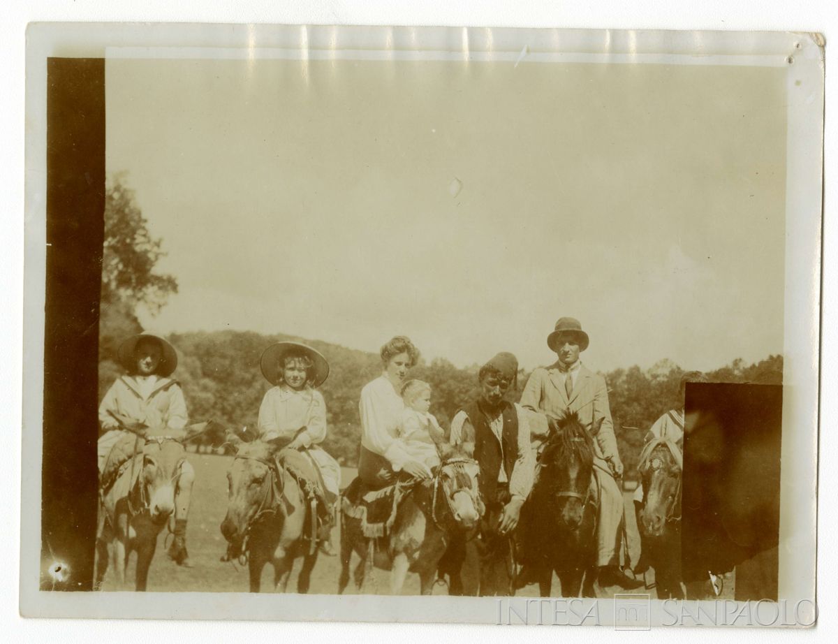 I figli di Ester e Bernardino Nogara, la balia Candida e altri a Beykos, 1910 (Bernardino Nogara)