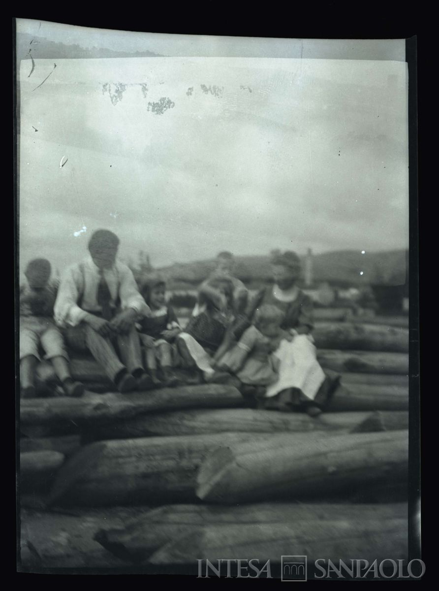 I figli di Ester e Bernardino Nogara, la balia Candida e altri a Beykos, 1910 (Bernardino Nogara)