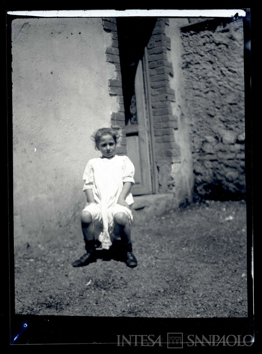 Antonietta Nogara nel cortile di casa, 1910 circa (Bernardino Nogara)