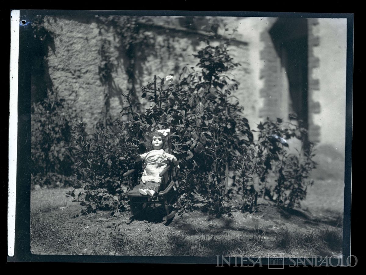 Una bambola nel cortile di casa, 1910 circa (Bernardino Nogara)