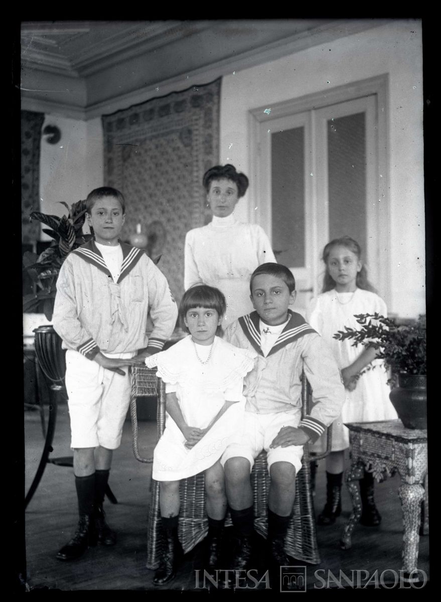 Nogara Ester, Josy, Johnny, Antonietta e Giulia all'interno della casa, 1910 circa (fotografo sconosciuto)
