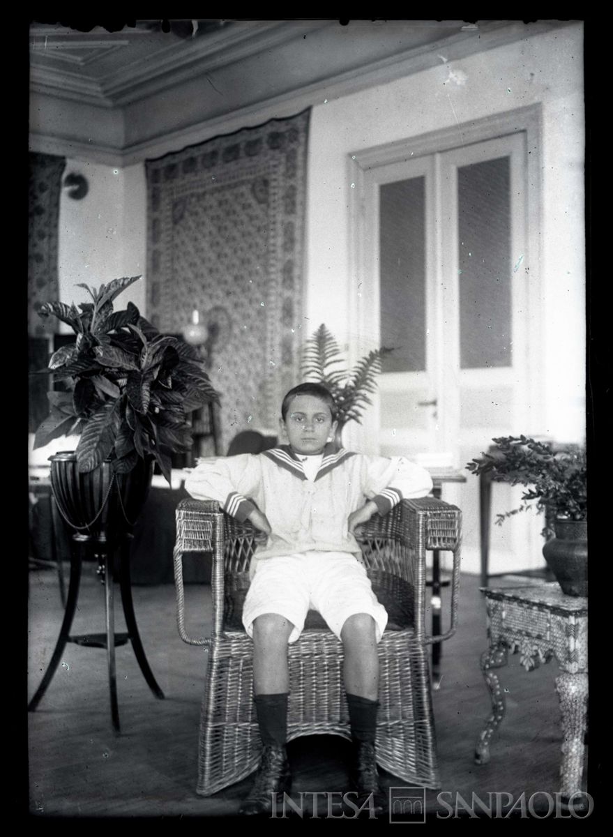 Nogara Johnny all'interno della casa, 1910 circa (fotografo sconosciuto)