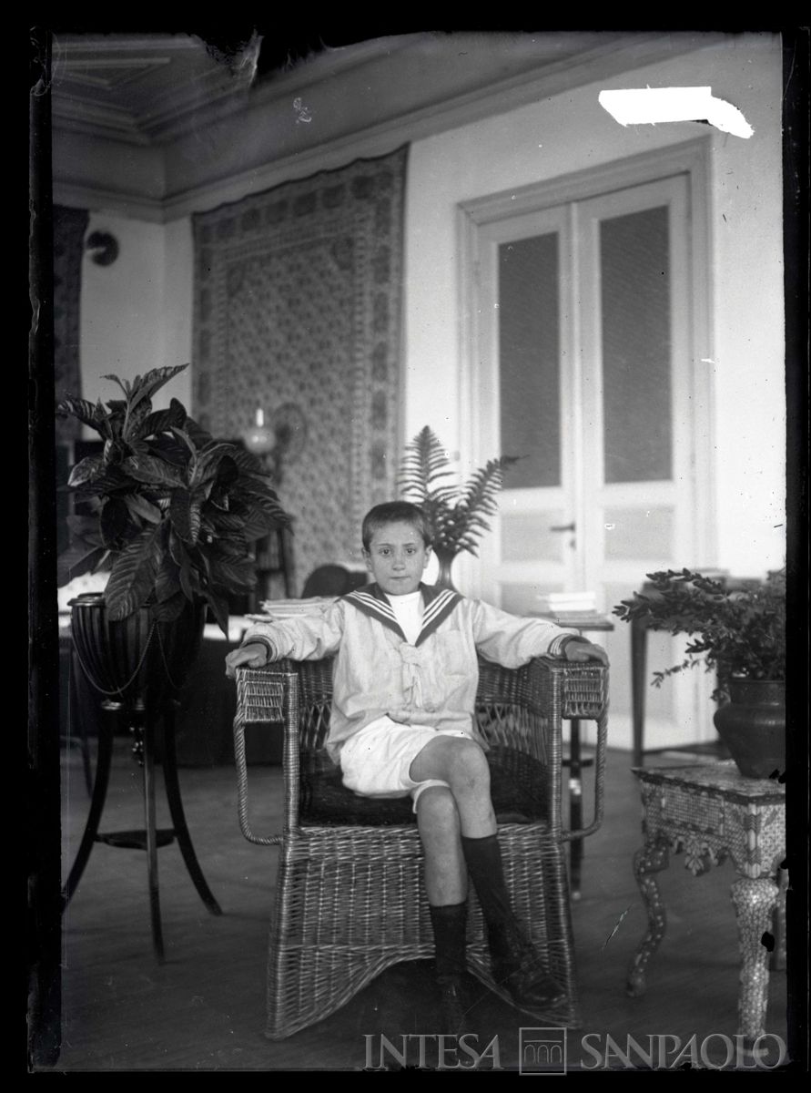 Nogara Josy all'interno della casa, 1910 circa (fotografo sconosciuto)