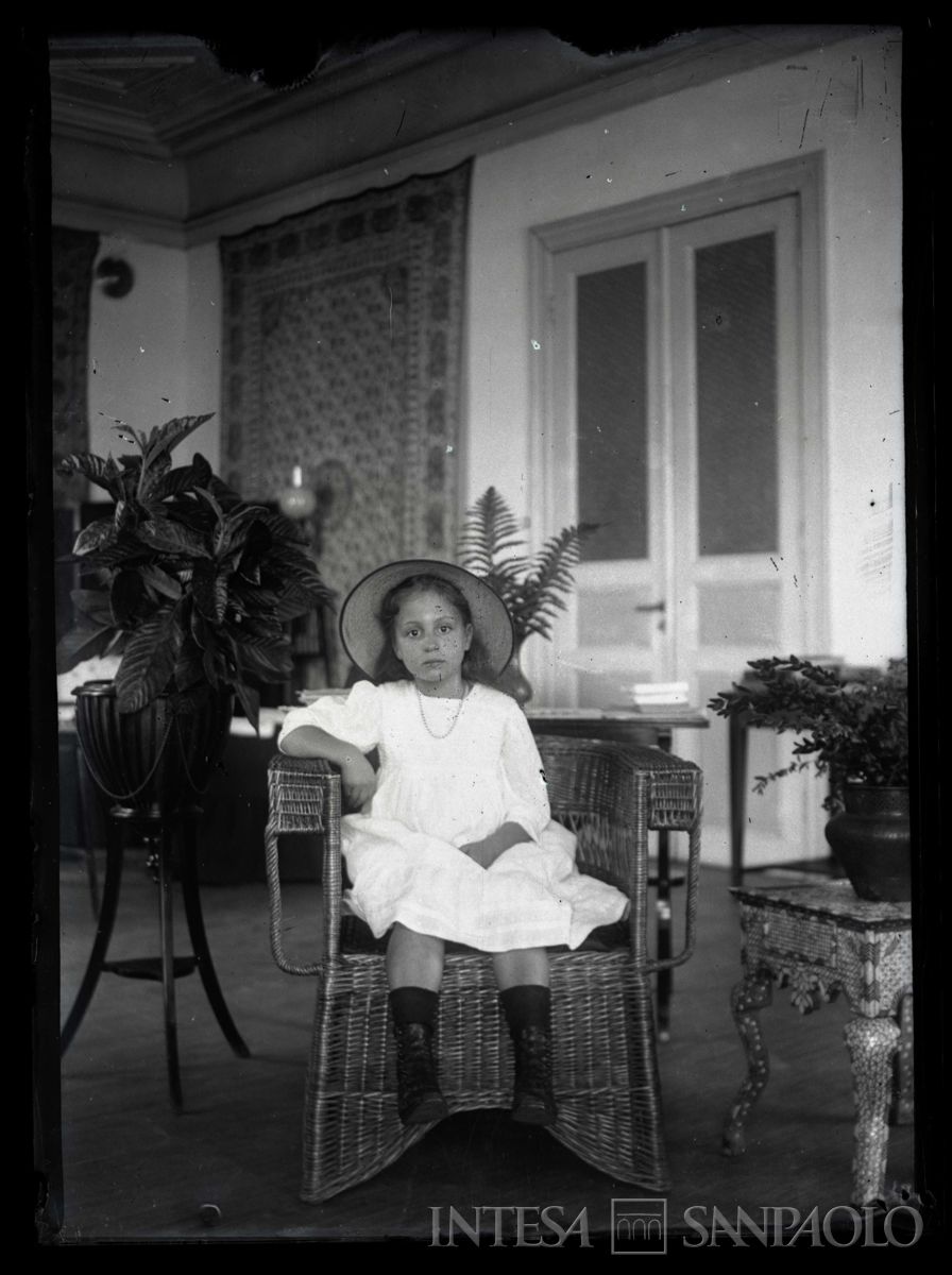 Nogara Antonietta all'interno della casa, 1910 circa (fotografo sconosciuto)