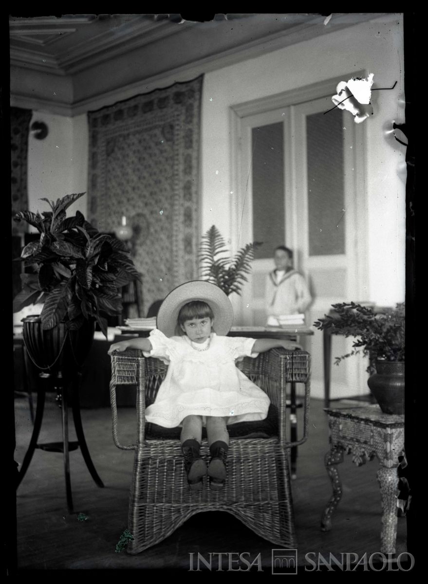 Nogara Giulia all'interno della casa, 1910 circa (fotografo sconosciuto)