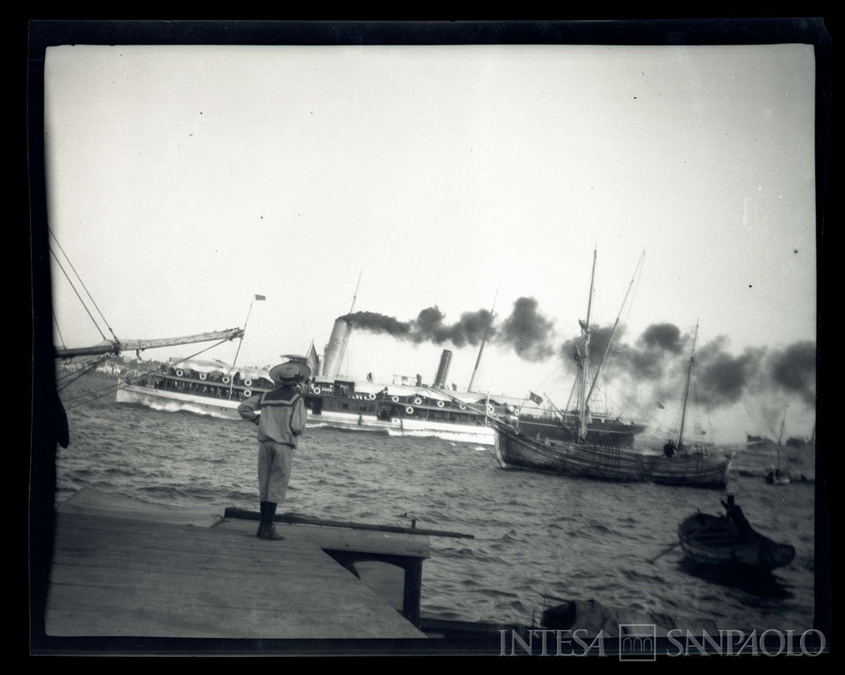 Figlio dei Nogara (Josy o Johnny) sul molo del porto di Costantinopoli, 1910 circa (fotografo sconosciuto)