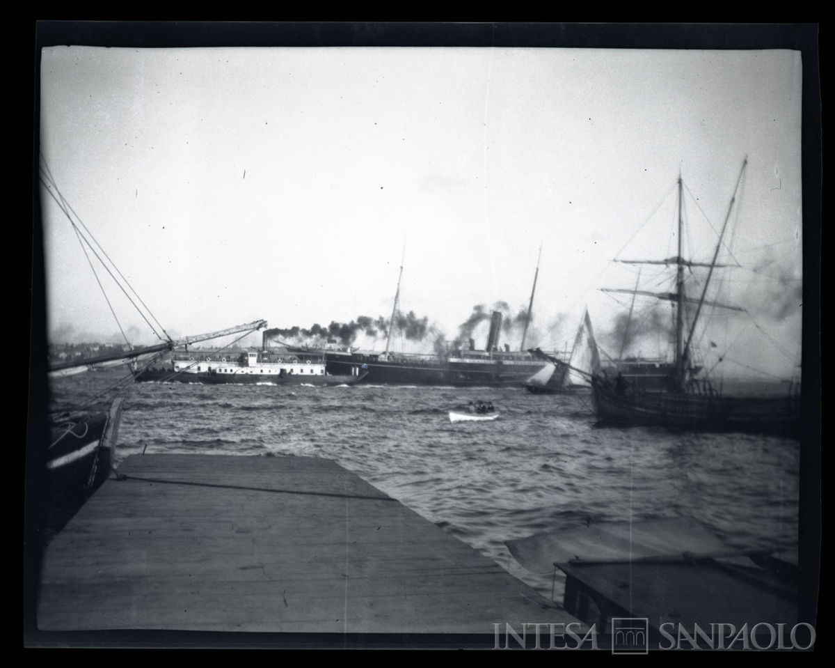 Figlio dei Nogara (Josy o Johnny) sul molo del porto di Costantinopoli, 1910 circa (fotografo sconosciuto)