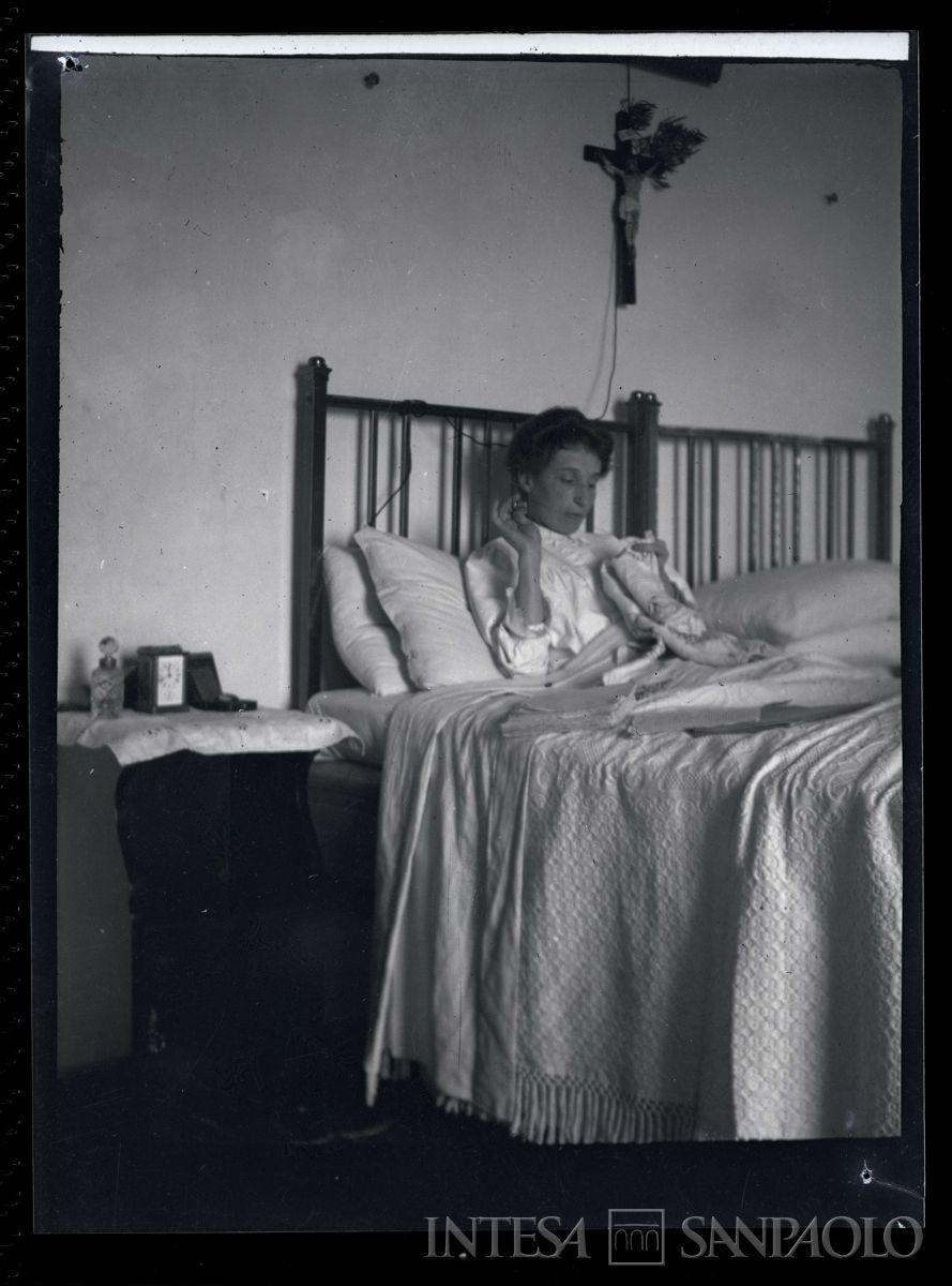 Ester Nogara a letto, malata di tifo, ottobre 1911 - dicembre 1911 (fotografo sconosciuto)