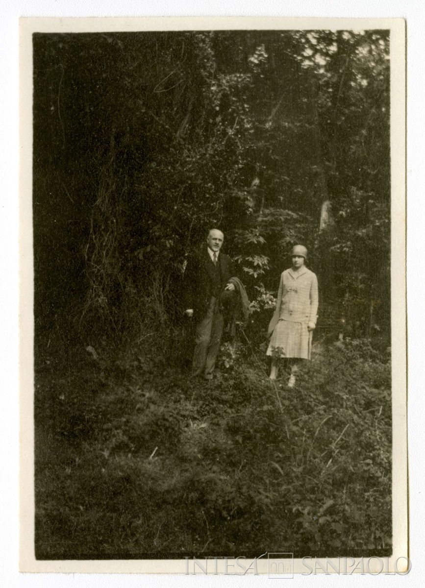 Nogara Bernardino con la figlia Antonietta durante un viaggio a Costantinopoli, 1926 (Giulia Nogara)