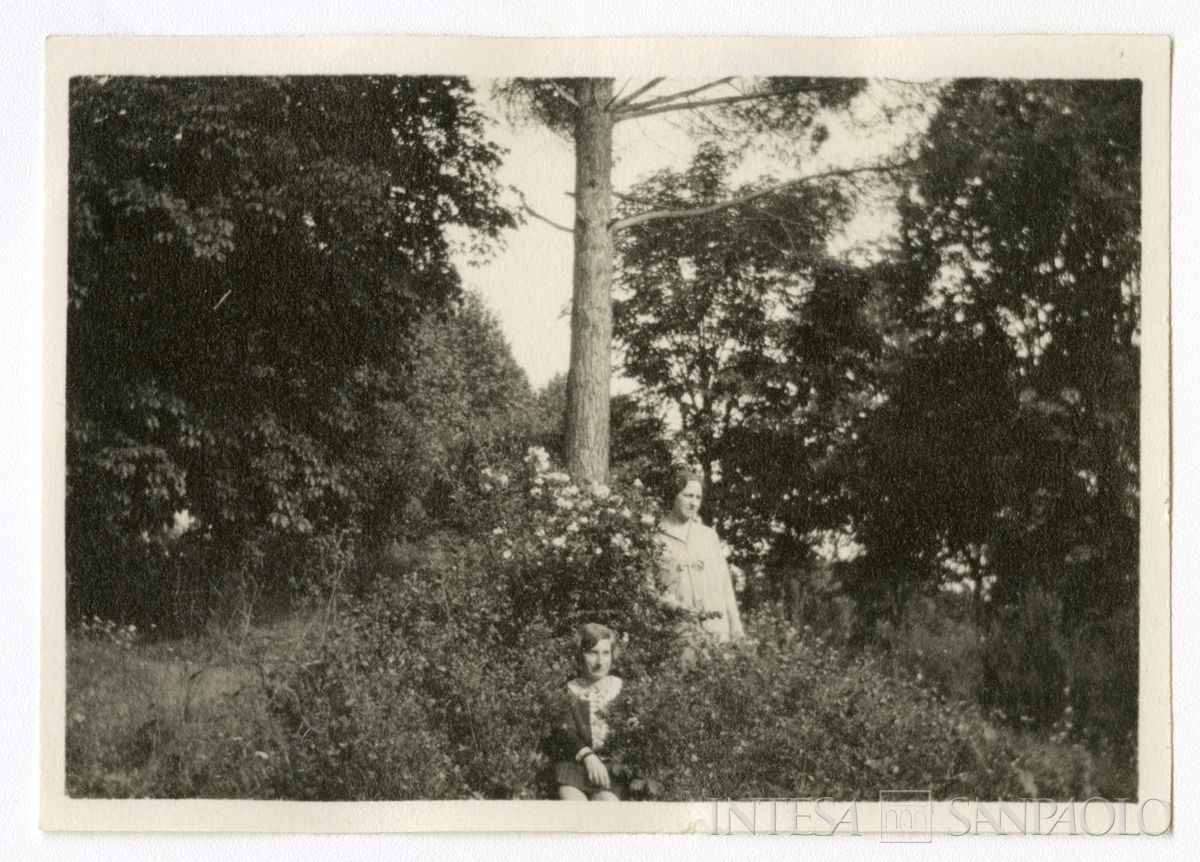 Giulia e Antonietta Nogara  durante un viaggio a Costantinopoli, 1926 (Bernardino Nogara)