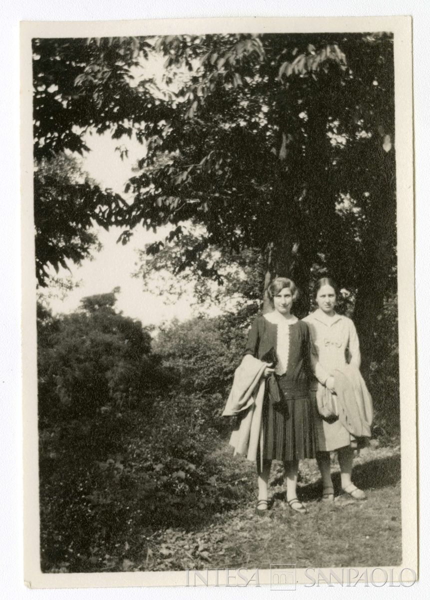 Giulia e Antonietta Nogara  durante un viaggio a Costantinopoli, 1926 (Bernardino Nogara)