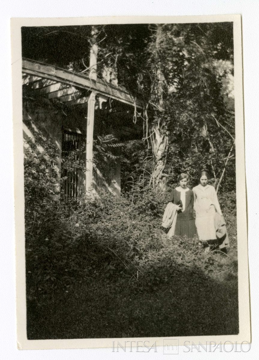 Giulia e Antonietta Nogara  durante un viaggio a Costantinopoli, 1926 (Bernardino Nogara)
