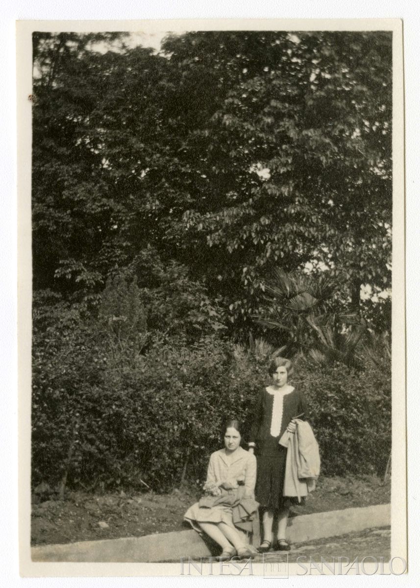 Giulia e Antonietta Nogara  durante un viaggio a Costantinopoli, 1926 (Bernardino Nogara)