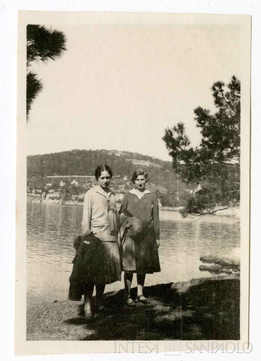 Giulia e Antonietta Nogara  durante un viaggio a Costantinopoli, 1926 (Bernardino Nogara)