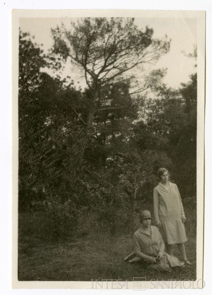 Giulia e Antonietta Nogara  durante un viaggio a Costantinopoli, 1926 (Bernardino Nogara)