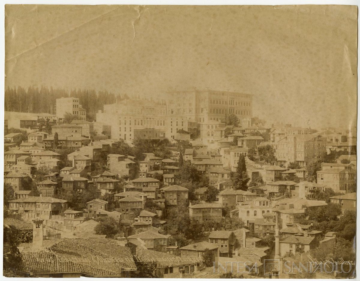 Costantinopoli, quartiere Pera, veduta dell'Ambasciata di Germania e degli edifici limitrofi, ultimo quarto del XIX sec. (Sébah & Joaillier)