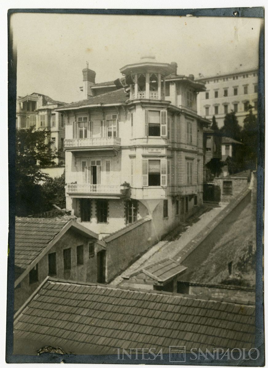 Casa della famiglia Nogara a Costantinopoli, nel quartiere Pera, sotto l'ambasciata tedesca, 1908 - 1914 (fotografo sconosciuto)