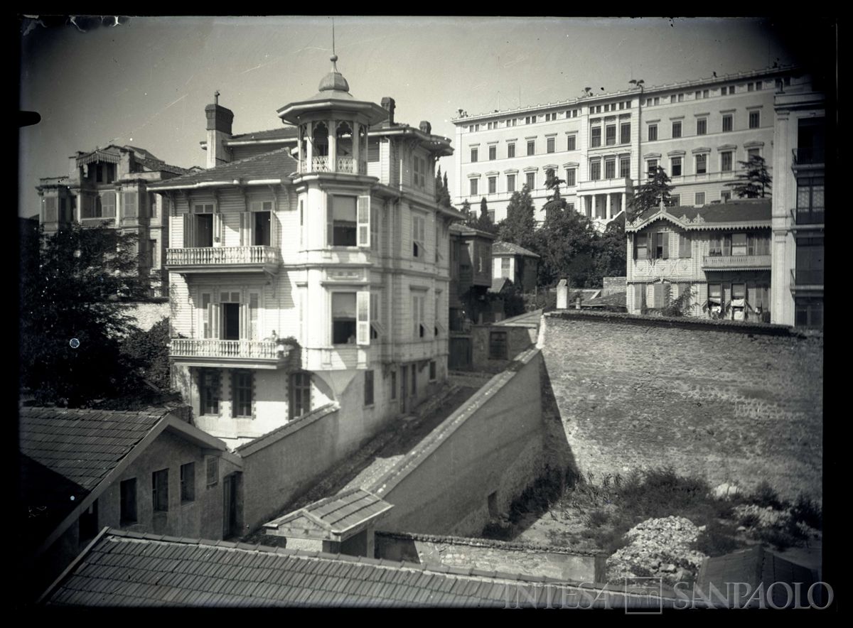 Casa della famiglia Nogara a Costantinopoli, nel quartiere Pera, sotto l'ambasciata tedesca, 1908 - 1914 (fotografo sconosciuto)
