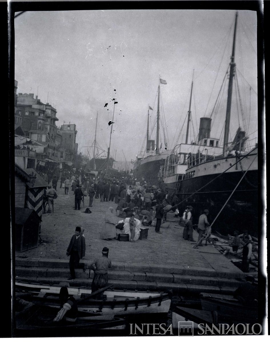 Persone sulla banchina nei pressi del ponte di Galata a Costantinopoli, 1908 - 1914 (fotografo sconosciuto)