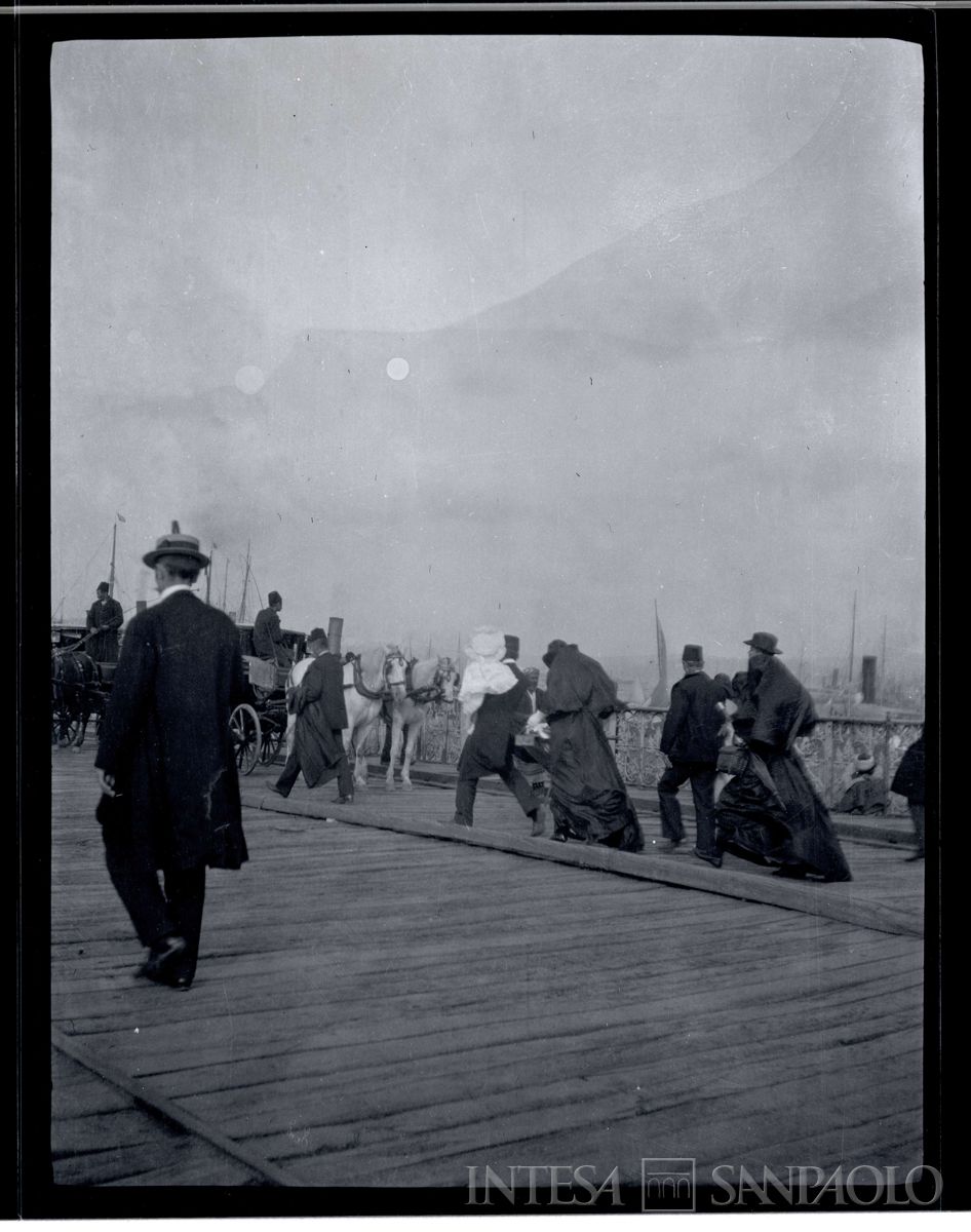 Persone sul ponte di Galata a Costantinopoli, 1908 - 1914 (fotografo sconosciuto)