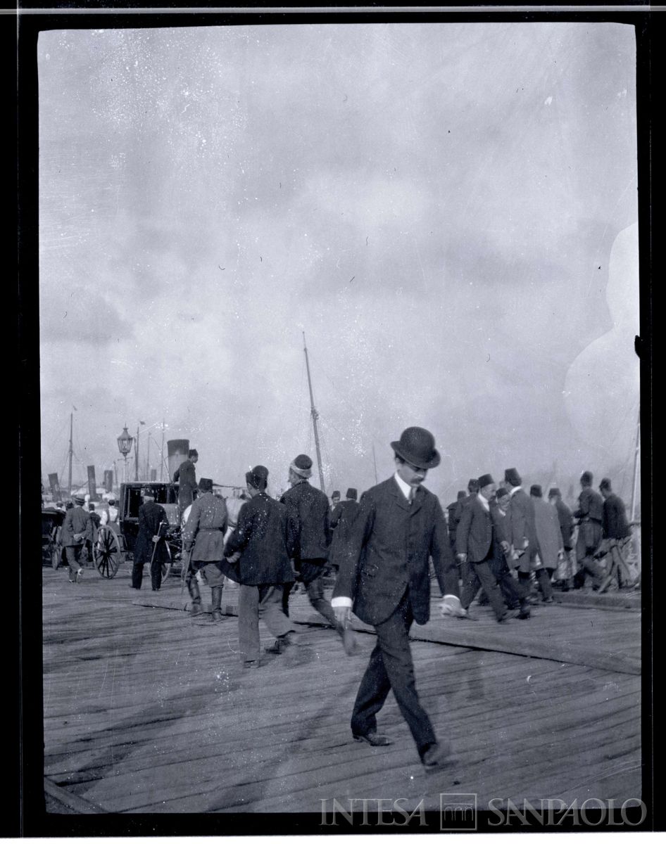 Persone sul ponte di Galata a Costantinopoli, 1908 - 1914 (fotografo sconosciuto)